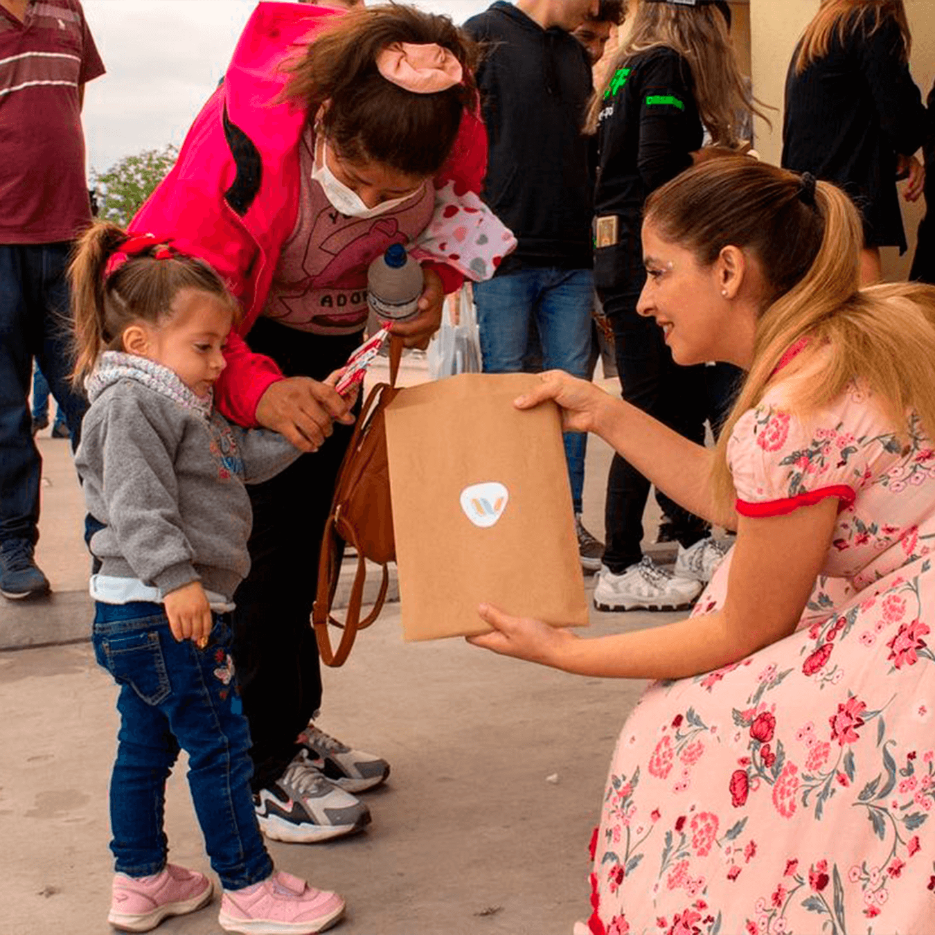 Entrega de donaciones a la comunidad